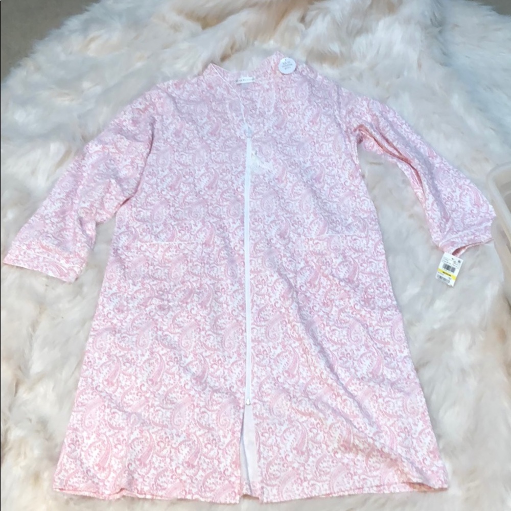 Miss Elaine’s pink paisley zipper Front robe